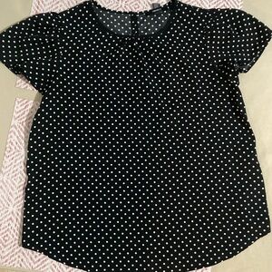 🛍Forever 21  Top Blouse Polka Dots White & Navy Cap Sleeves.  Round neck  Sz M
